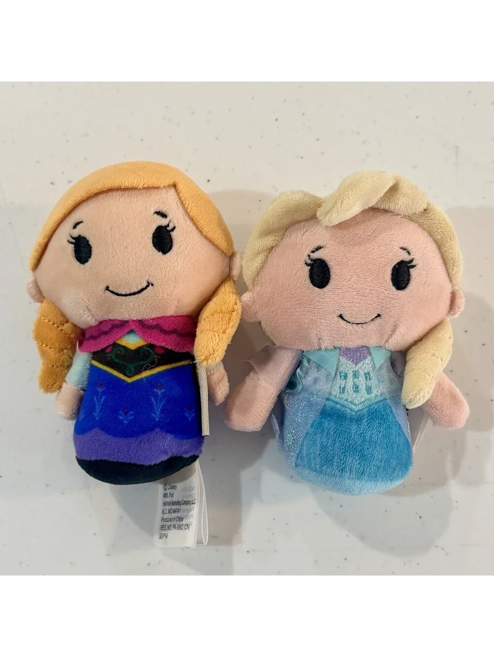 Hallmark Itty Bittys Lot Of 2 - Disney FROZEN Elsa & Anna + Olaf Tsum Tsum  ❄️
